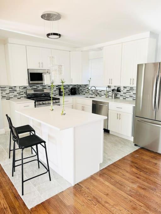 Cheerful 4-Bedroom Home With Free Parking Elmont エクステリア 写真