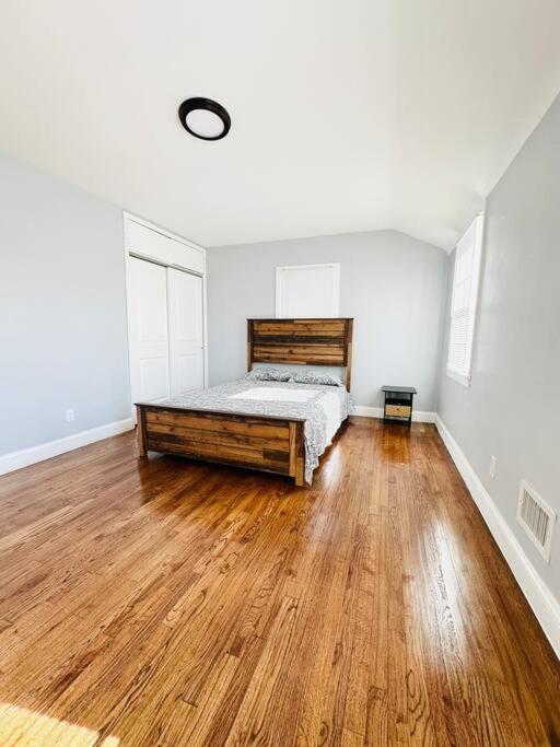 Cheerful 4-Bedroom Home With Free Parking Elmont エクステリア 写真