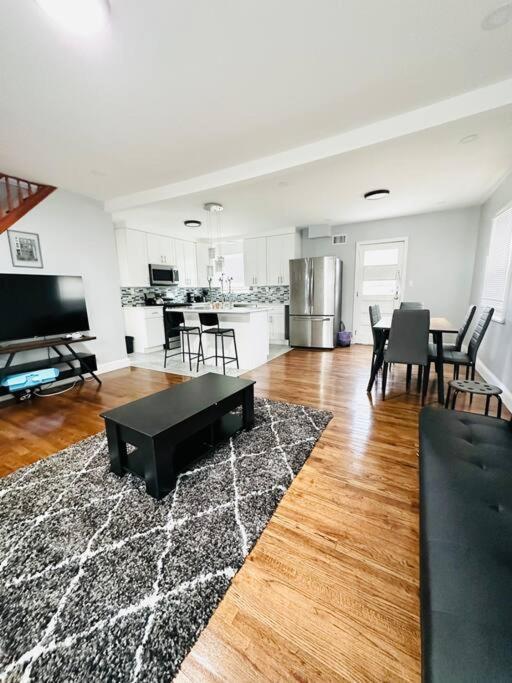 Cheerful 4-Bedroom Home With Free Parking Elmont エクステリア 写真