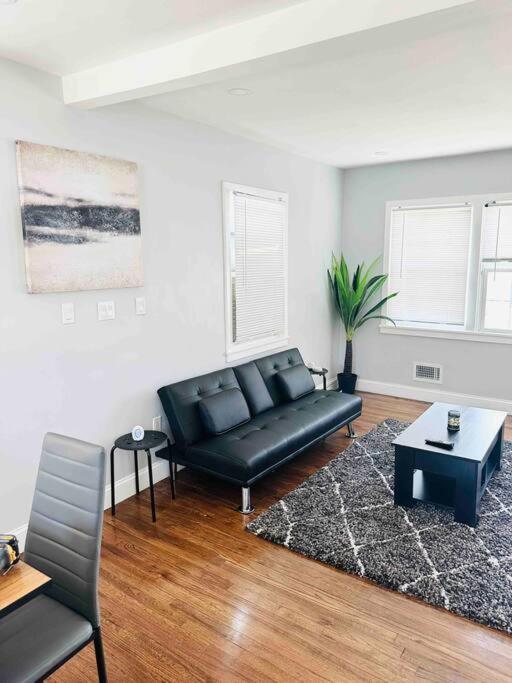 Cheerful 4-Bedroom Home With Free Parking Elmont エクステリア 写真