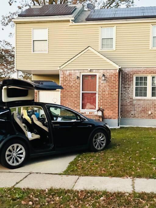 Cheerful 4-Bedroom Home With Free Parking Elmont エクステリア 写真