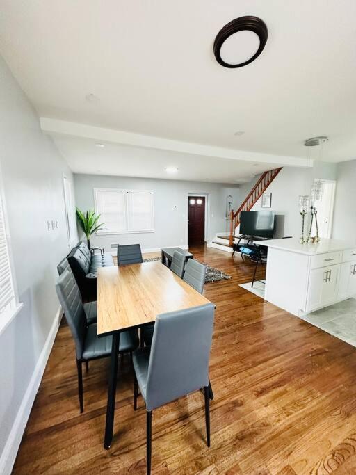 Cheerful 4-Bedroom Home With Free Parking Elmont エクステリア 写真